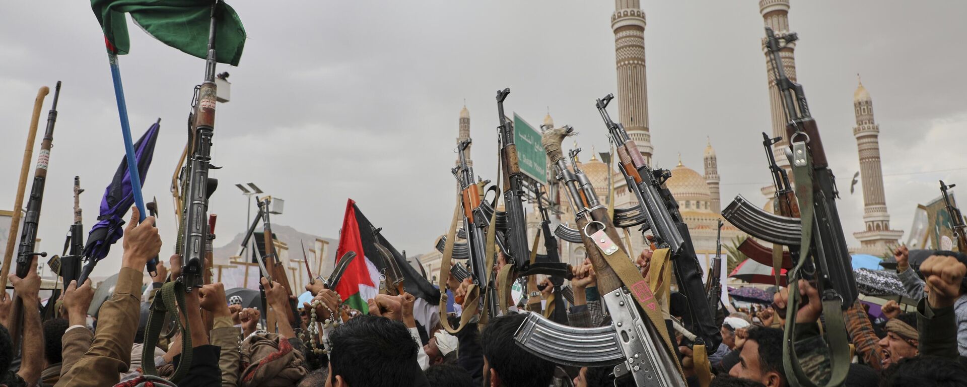 Apoiadores houthis seguram suas armas e entoam slogans durante uma manifestação semanal anti-EUA e anti-Israel em Sanaa, Iêmen, 28 de março de 2025. - Sputnik Brasil, 1920, 02.04.2025