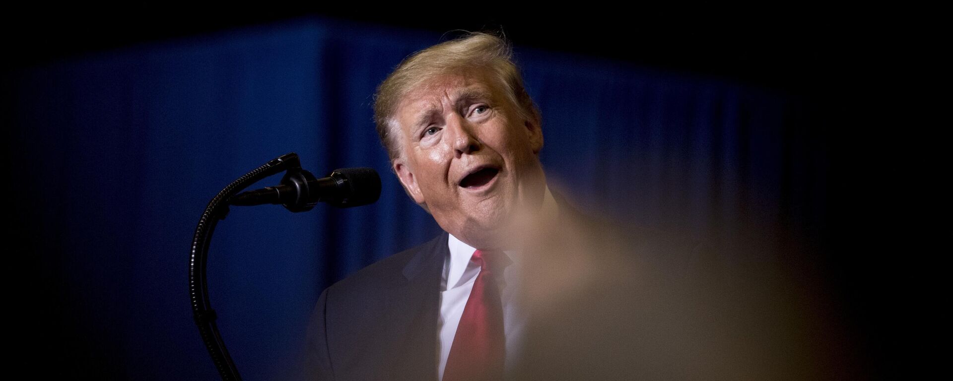 O presidente Donald Trump zomba do ex-vice-presidente e candidato presidencial Joe Biden enquanto discursa em um comício na BancorpSouth Arena, em Tupelo, Mississippi. EUA, 1º de novembro de 2019 O presidente Donald Trump zomba do ex-vice-presidente e candidato presidencial Joe Biden enquanto discursa em um comício na BancorpSouth Arena, em Tupelo, Mississippi. EUA, 1º de novembro de 2019 - Sputnik Brasil, 1920, 10.04.2025