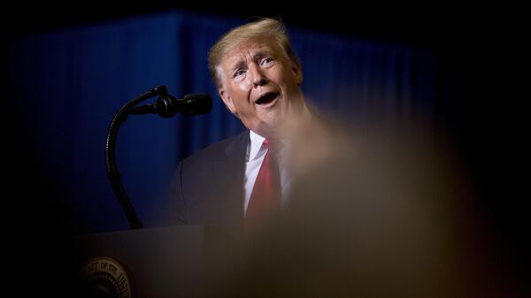 O presidente Donald Trump zomba do ex-vice-presidente e candidato presidencial Joe Biden enquanto discursa em um comício na BancorpSouth Arena, em Tupelo, Mississippi. EUA, 1º de novembro de 2019 - Sputnik Brasil