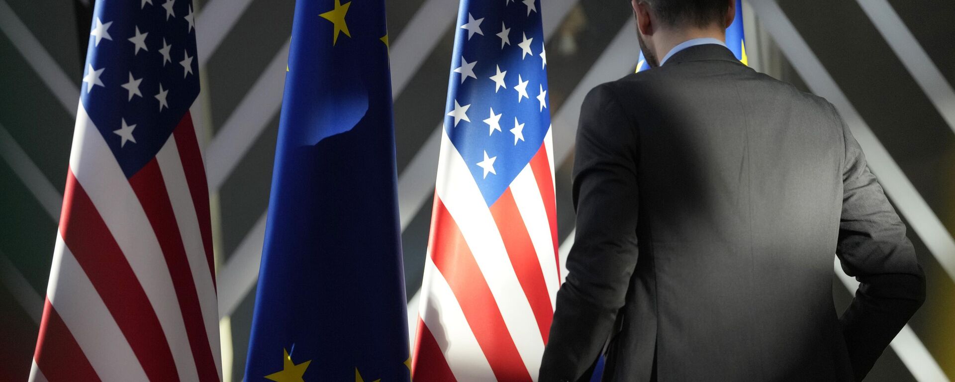 Bandeiras dos EUA e da UE  - Sputnik Brasil, 1920, 03.04.2025