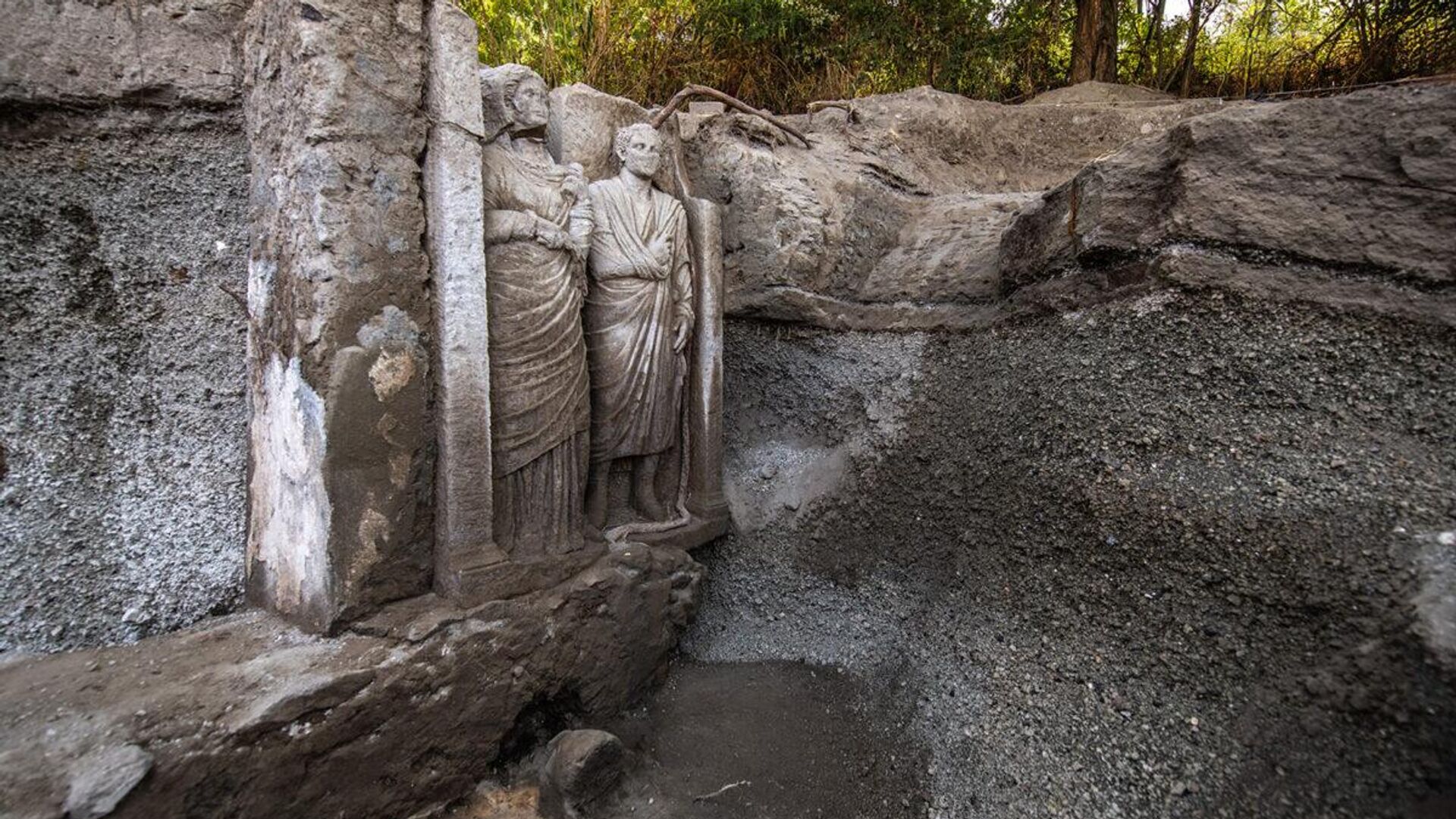 Uma tumba com um relevo funerário de corpo inteiro de um casal foi descoberta em Pompeia Uma tumba com um relevo funerário de corpo inteiro de um casal foi descoberta em Pompeia - Sputnik Brasil, 1920, 03.04.2025