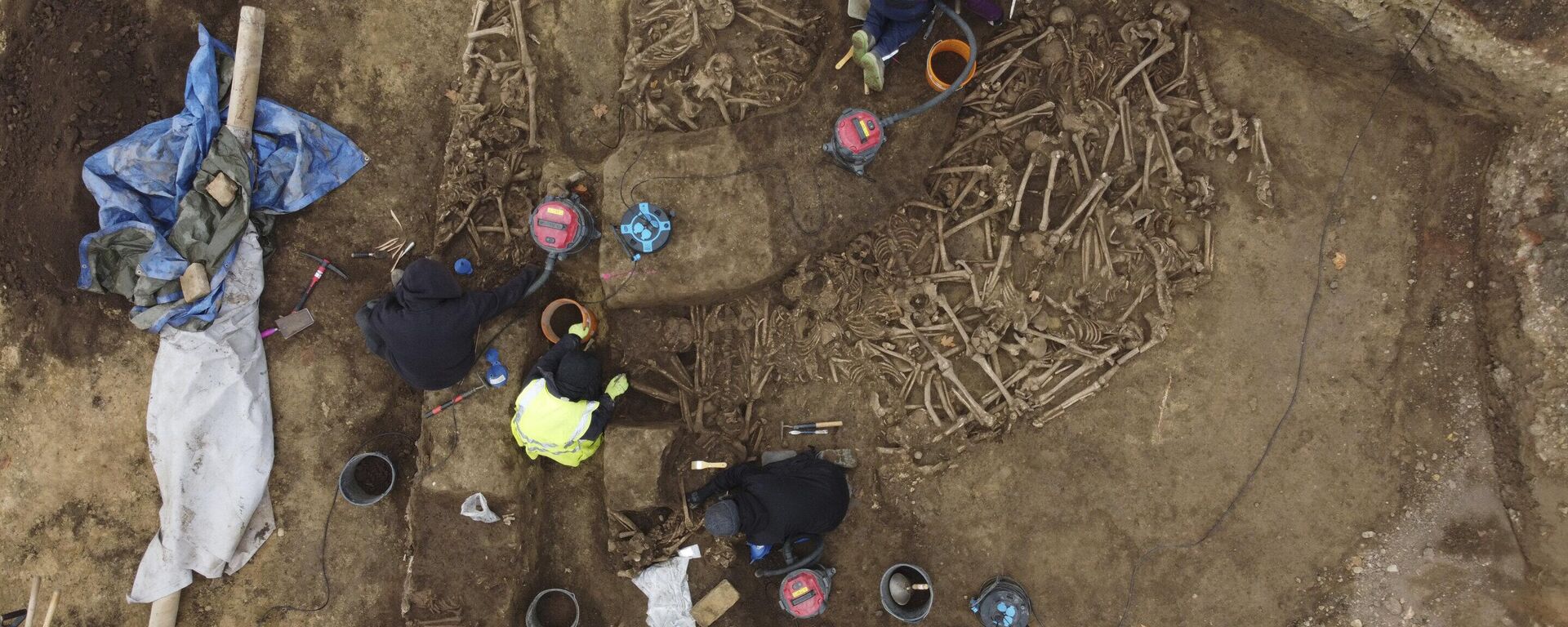 Pessoas trabalham na escavação de uma vala comum romana do final do século I d.C., no distrito de Simmering, em Viena, Áustria, 7 de novembro de 2024 - Sputnik Brasil, 1920, 08.11.2025