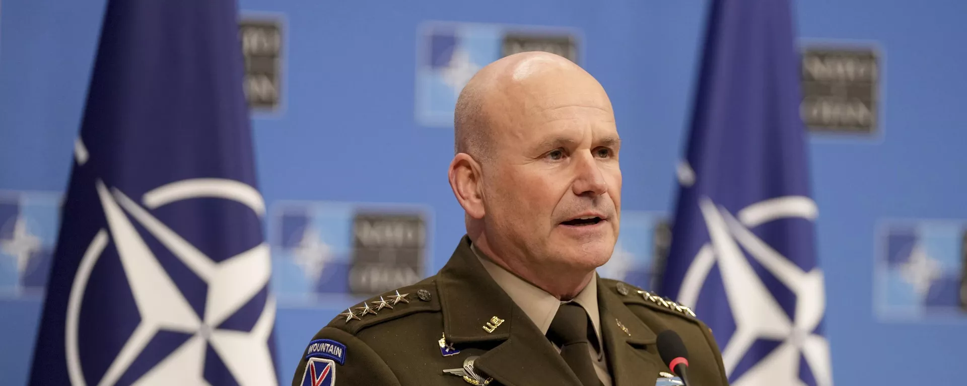 O comandante supremo aliado da Europa, general Christopher Cavoli, discursa em uma entrevista coletiva na sede da Organização do Tratado do Atlântico Norte (OTAN) em Bruxelas, 16 de janeiro de 2025 - Sputnik Brasil, 1920, 03.04.2025