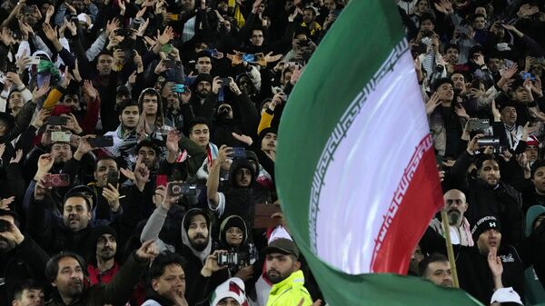 Torcedores iranianos comemoram após seu time se classificar para a Copa do Mundo de Futebol de 2026 ao vencer uma partida de futebol entre Irã e Uzbequistão em Teerã, Irã, 25 de março de 2025 - Sputnik Brasil