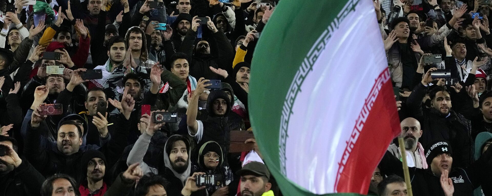 Torcedores iranianos comemoram após seu time se classificar para a Copa do Mundo de Futebol de 2026 ao vencer uma partida de futebol entre Irã e Uzbequistão em Teerã, Irã, 25 de março de 2025 - Sputnik Brasil, 1920, 09.04.2025