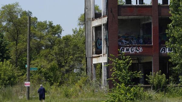 Área externa de planta industrial do setor automobilístico que funcionou até a década de 1950. Detroit, 30 de junho de 2022 - Sputnik Brasil