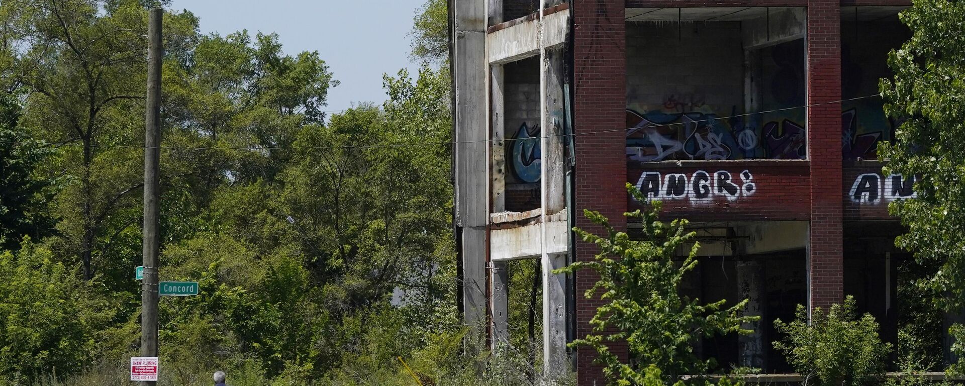 Área externa de planta industrial do setor automobilístico que funcionou até a década de 1950. Detroit, 30 de junho de 2022 - Sputnik Brasil, 1920, 03.04.2025