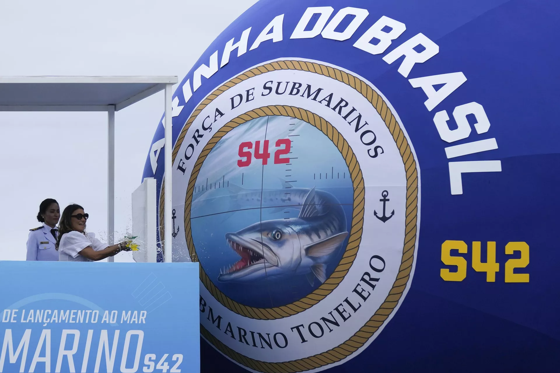A primeira-dama do Brasil, Rosangela da Silva, quebra uma garrafa de espumante no Submarino Tonelero, durante sua cerimônia de lançamento em Itaguaí,  Rio de Janeiro, 27 de março de 2024 - Sputnik Brasil, 1920, 04.04.2025