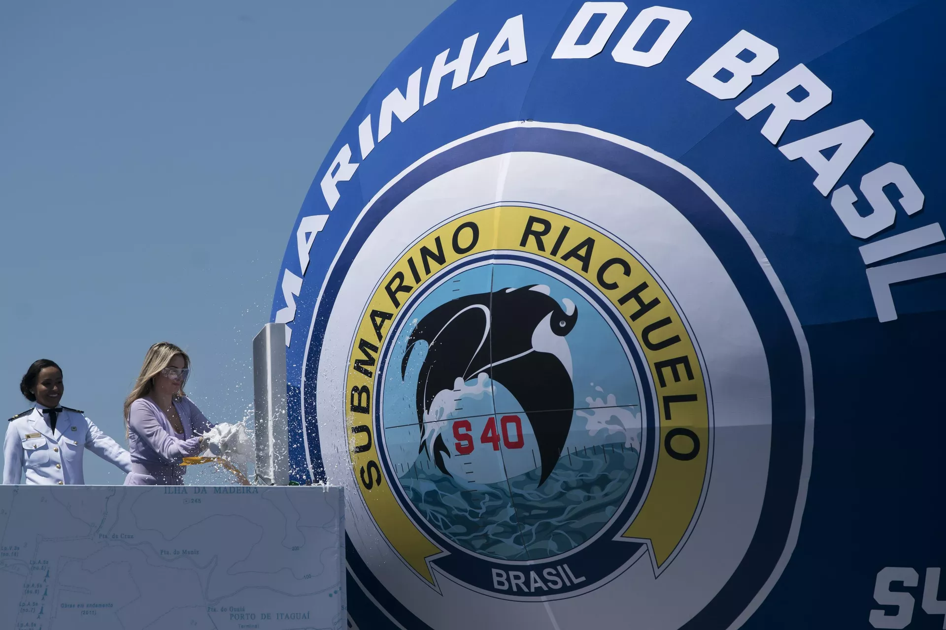 A então primeira-dama do Brasil, Marcela Temer, quebra uma garrafa de espumante no Submarino Riachuelo, durante sua cerimônia de lançamento em Itaguaí,  Rio de Janeiro, 14 de dezembro de 2018 - Sputnik Brasil, 1920, 04.04.2025