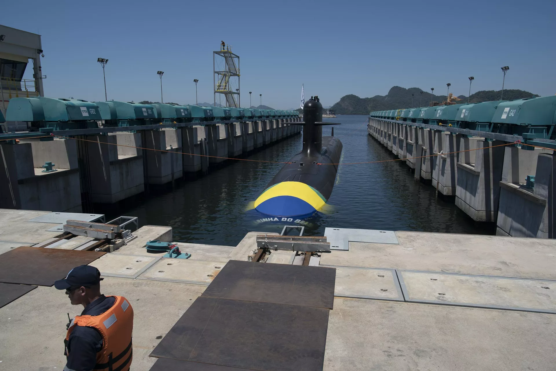 Um trabalhador em frente ao submarino brasileiro Riachuelo após sua cerimônia de lançamento no Complexo Naval de Itaguaí, Rio de Janeiro, 14 de dezembro de 2018 (foto de arquivo)  - Sputnik Brasil, 1920, 04.04.2025