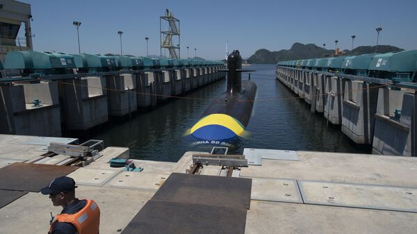 Um trabalhador em frente ao submarino brasileiro Riachuelo após sua cerimônia de lançamento no Complexo Naval de Itaguaí. Rio de Janeiro, 14 de dezembro de 2018 (foto de arquivo)  - Sputnik Brasil