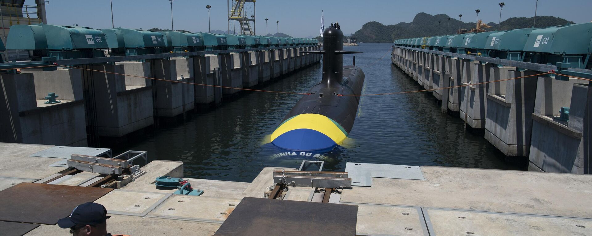 Um trabalhador em frente ao submarino brasileiro Riachuelo após sua cerimônia de lançamento no Complexo Naval de Itaguaí. Rio de Janeiro, 14 de dezembro de 2018 (foto de arquivo)  - Sputnik Brasil, 1920, 01.06.2026