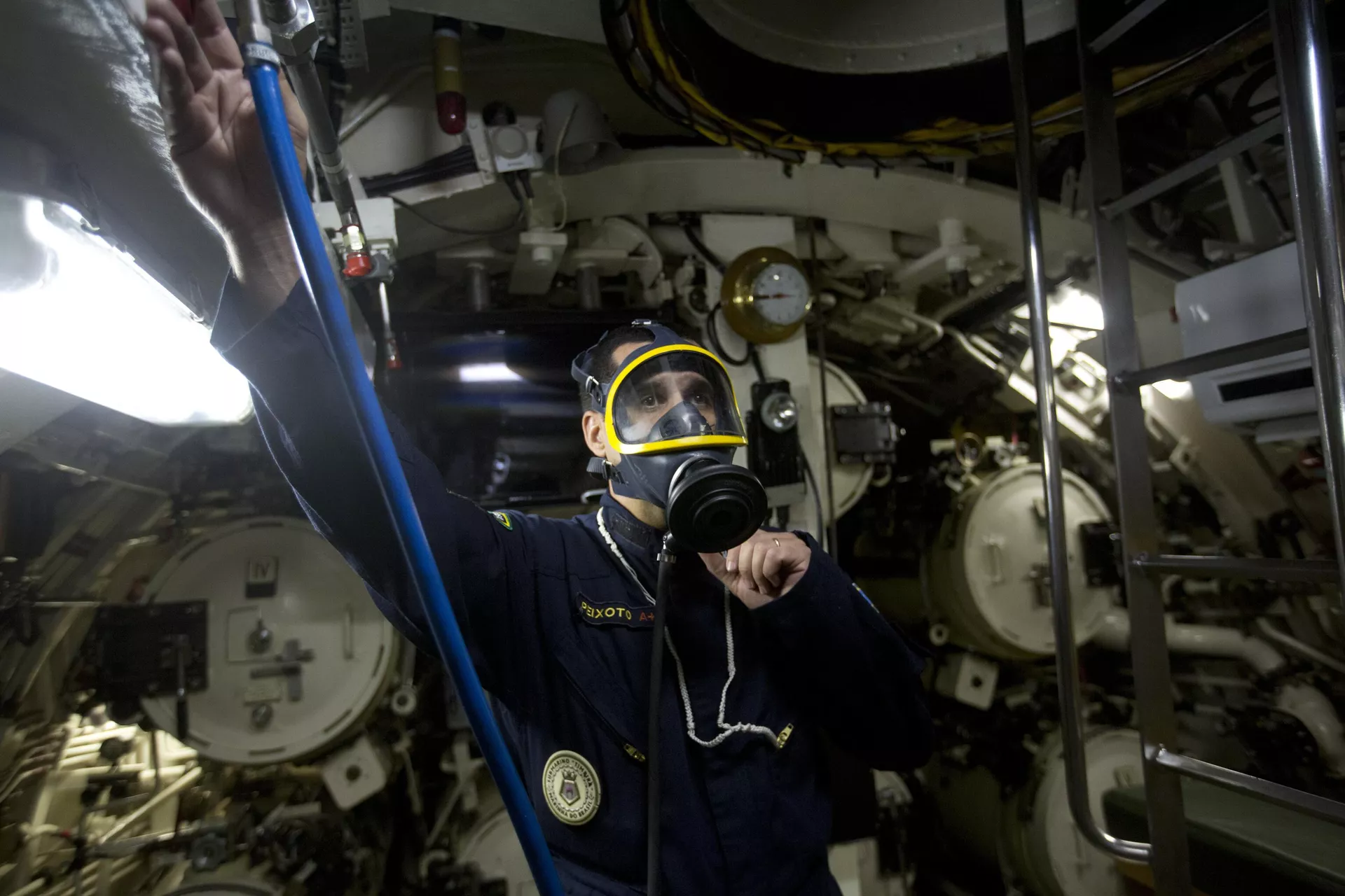 Um membro da tripulação do submarino brasileiro Timbira usa uma máscara durante uma visita da mídia à embarcação em uma base da Marinha em Niterói, novembro de 2017 (foto de arquivo) - Sputnik Brasil, 1920, 04.04.2025