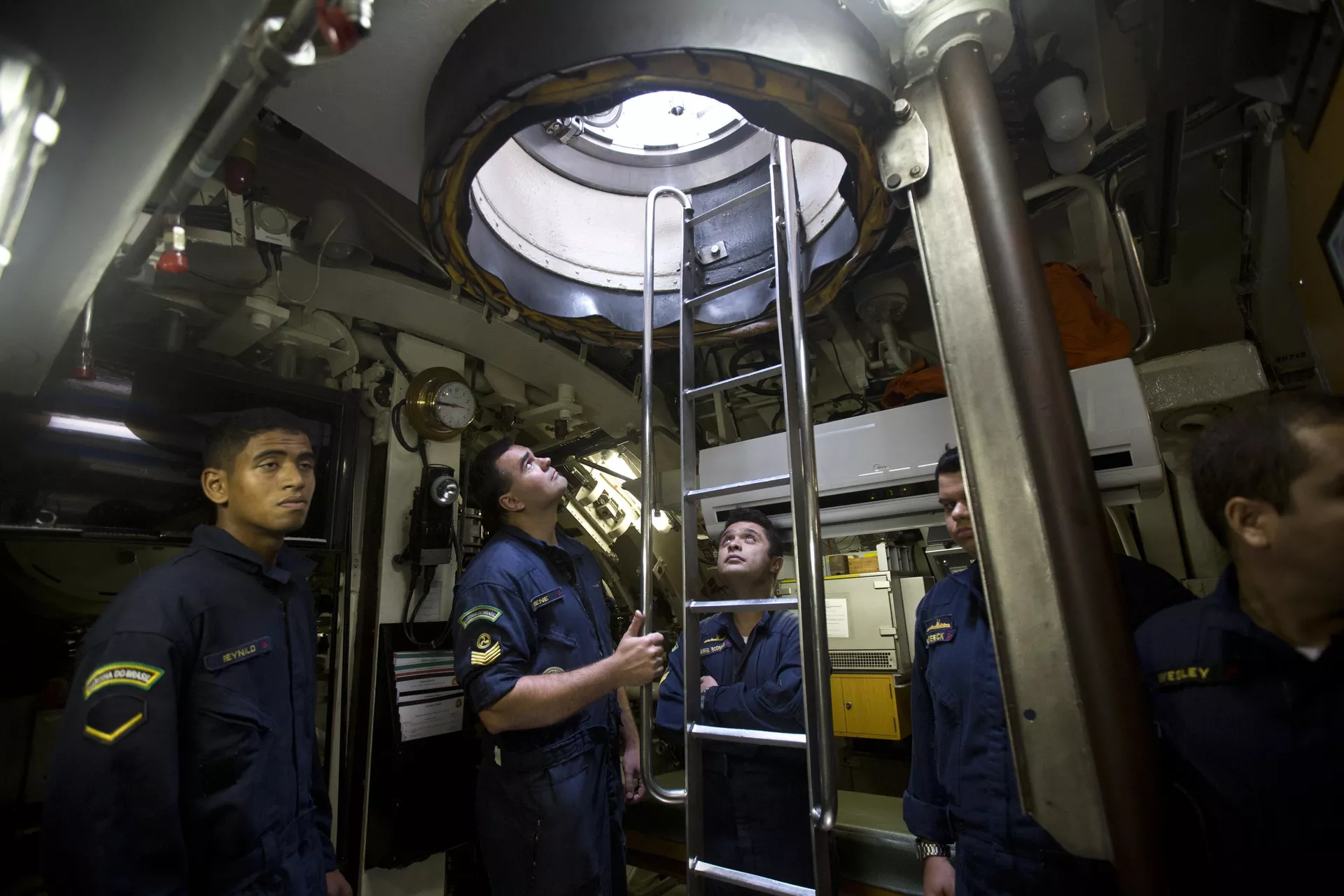 A tripulação do submarino brasileiro Timbira aguarda seu comandante durante uma visita à embarcação em uma base da Marinha em Niterói, novembro de 2017 (foto de arquivo) - Sputnik Brasil, 1920, 04.04.2025