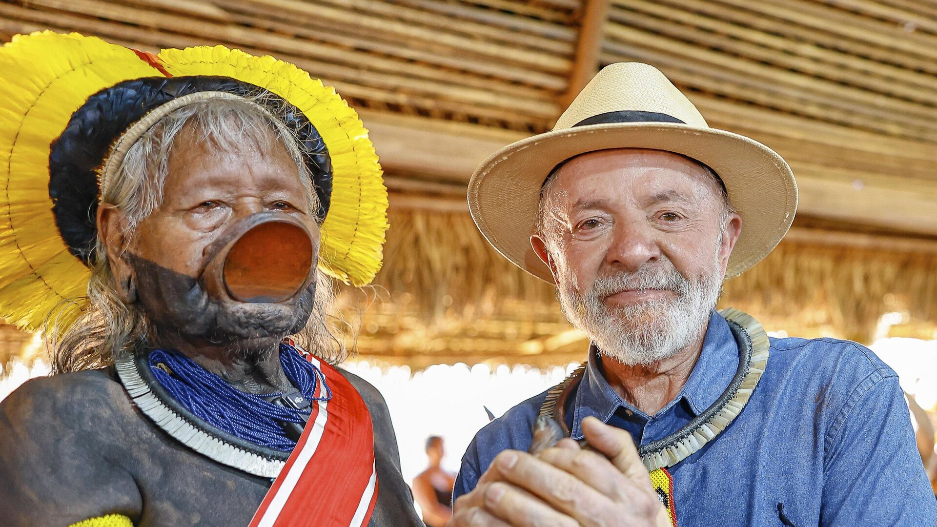 Presidente do Brasil, Luiz Inácio Lula da Silva condecora o cacique Raoni Metuktire com a Grã-Cruz da Ordem Nacional do Mérito, na Aldeia Piaraçu, Terra Indígena Capoto/Jarina. Mato Grosso, 4 de abril de 2025 - Sputnik Brasil, 1920, 04.04.2025