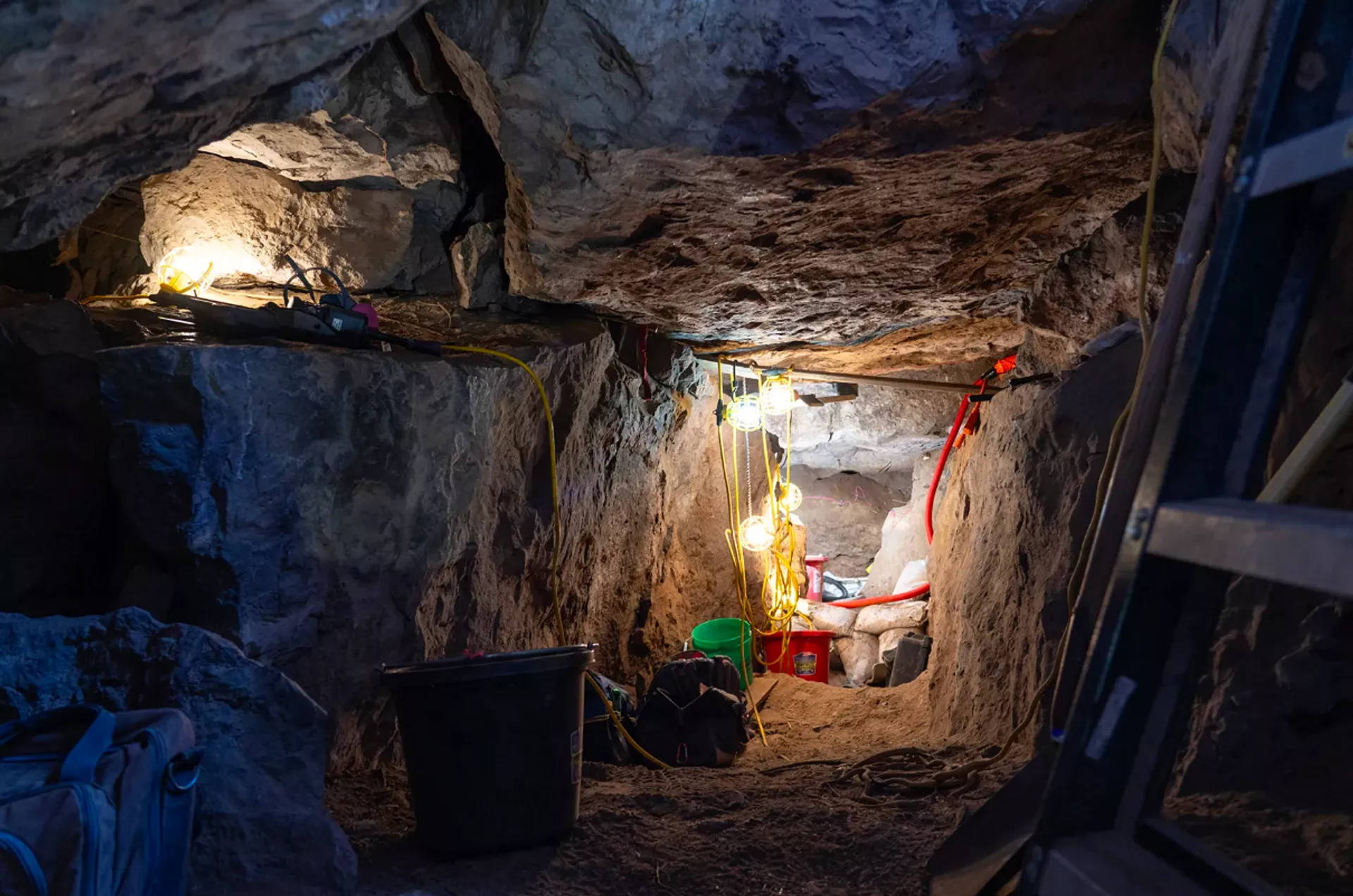 Entrada da caverna no abrigo de rochas de San Esteban, onde o kit de caça foi encontrado Entrada da caverna no abrigo de rochas de San Esteban, onde o kit de caça foi encontrado - Sputnik Brasil, 1920, 05.04.2025