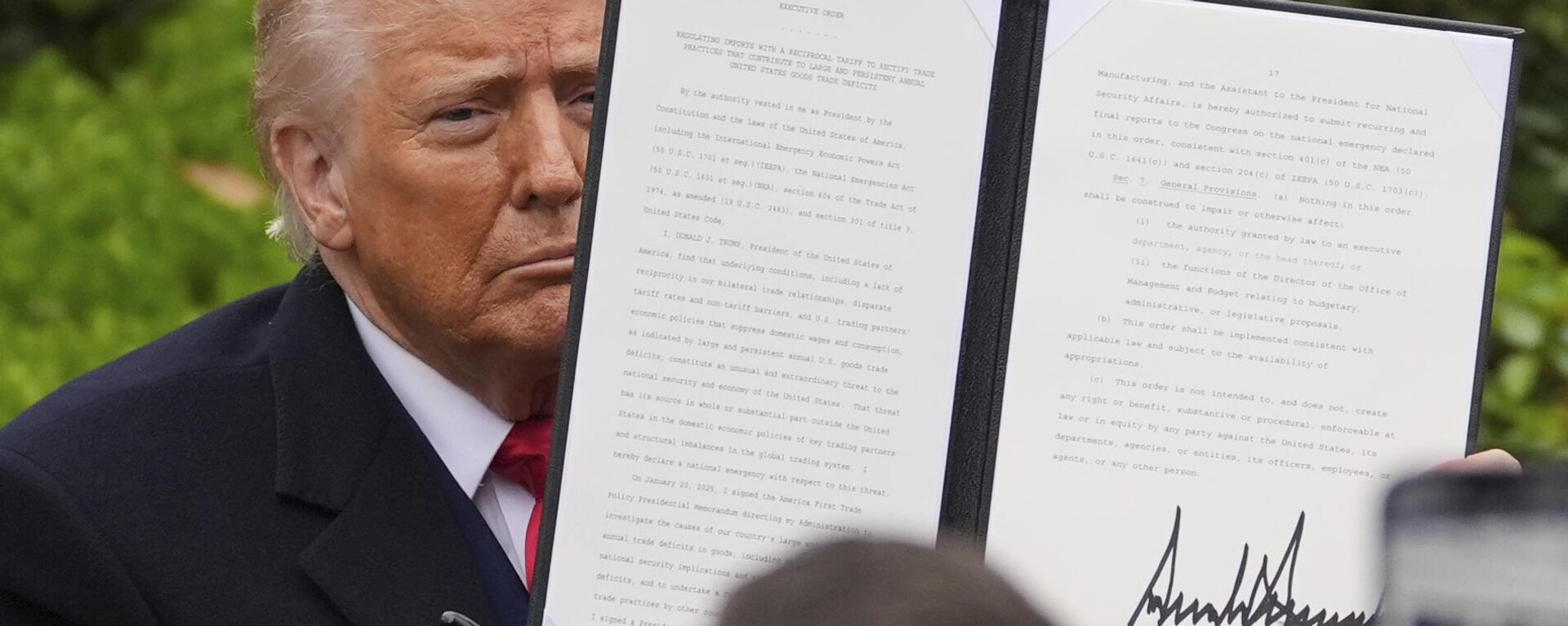 O presidente dos EUA, Donald Trump, segura uma ordem executiva assinada durante um evento para anunciar novas tarifas no Rose Garden da Casa Branca, quarta-feira, 2 de abril de 2025, em Washington - Sputnik Brasil, 1920, 07.04.2025