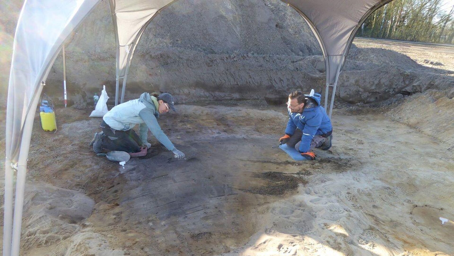 Escavações arqueológicas recentes em Delbruck-Bentfeld, localizada no noroeste da Alemanha, revelaram evidências significativas de um assentamento romano que existiu além das fronteiras do Império Romano Escavações arqueológicas recentes em Delbruck-Bentfeld, localizada no noroeste da Alemanha, revelaram evidências significativas de um assentamento romano que existiu além das fronteiras do Império Romano - Sputnik Brasil, 1920, 06.04.2025