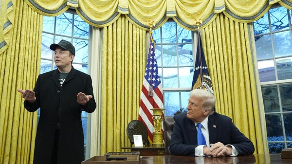 O presidente Donald Trump ouve Elon Musk falar no Salão Oval da Casa Branca em Washington, 11 de fevereiro de 2025 - Sputnik Brasil