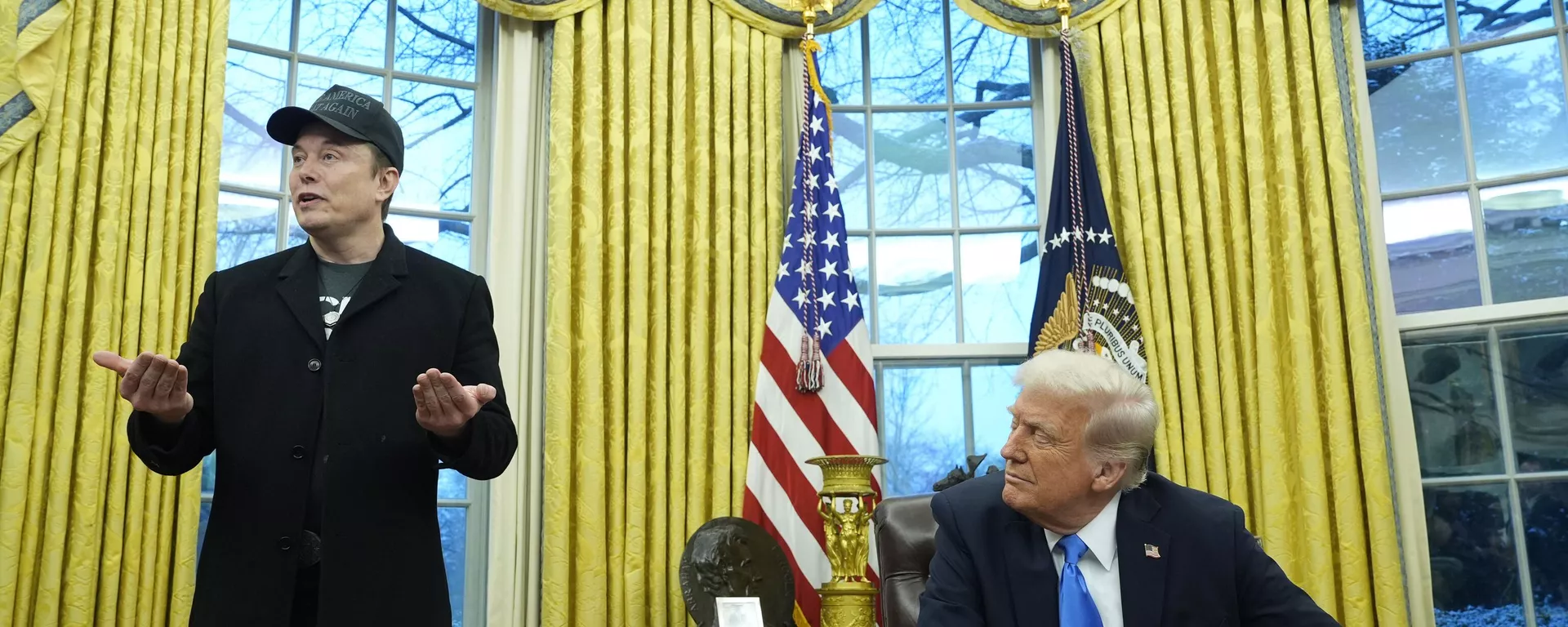 O presidente Donald Trump ouve Elon Musk falar no Salão Oval da Casa Branca em Washington, 11 de fevereiro de 2025 - Sputnik Brasil, 1920, 06.04.2025
