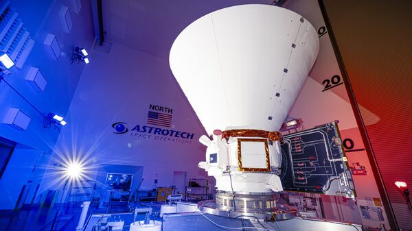 O SPHEREx da NASA situado em uma plataforma de trabalho antes das operações de pré-lançamento na Astrotech Processing Facility na Base da Força Espacial de Vandenberg, na Califórnia, 16 de janeiro de 2025 - Sputnik Brasil