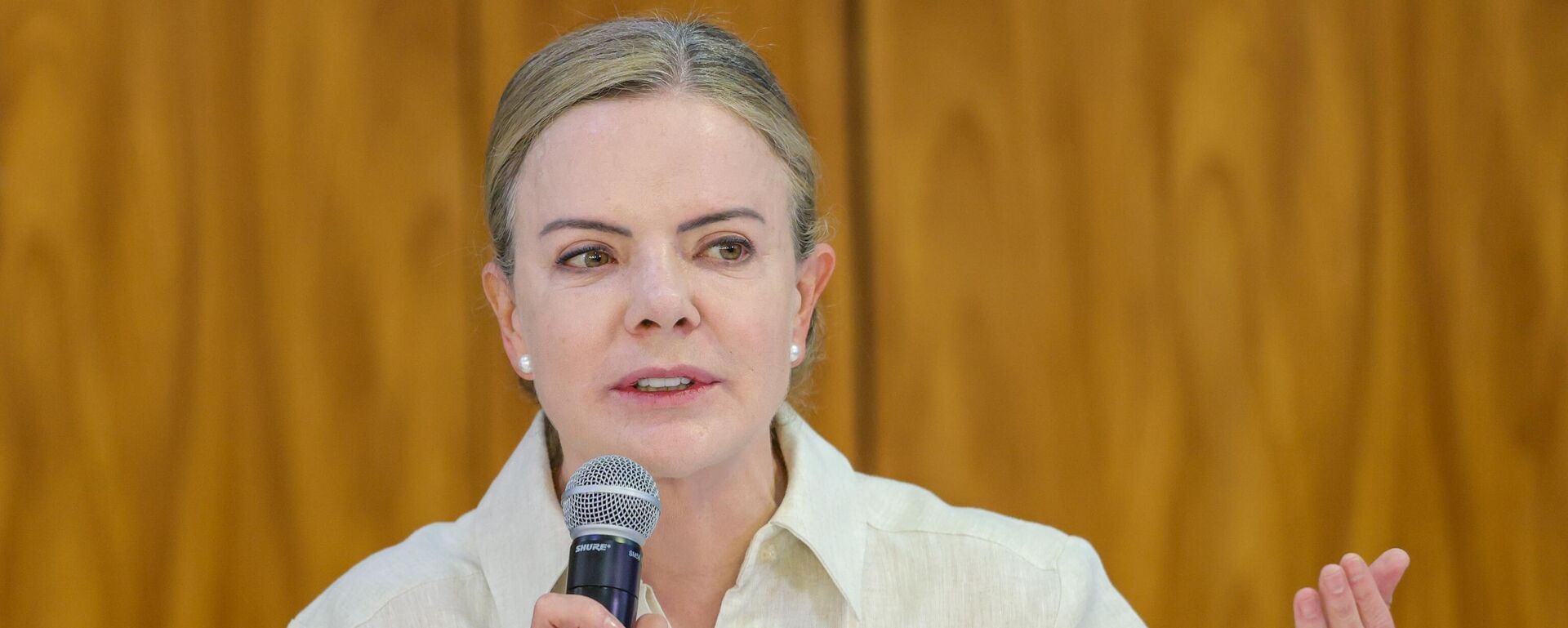 Gleisi Hoffmann durante assinatura do Projeto de Lei que prevê Isenção de Imposto de Renda (IR) para pessoas que recebem até R$ 5 mil por mês, em Brasília (DF). Brasil, 18 de março de 2025 - Sputnik Brasil, 1920, 17.12.2025