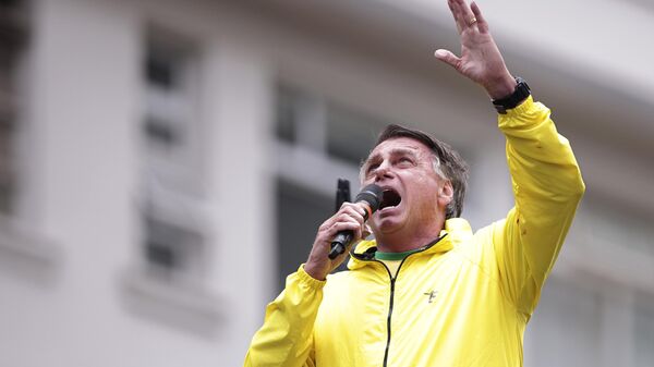 Jair Bolsonaro discursa durante uma manifestação exigindo anistia para os presos por tentativa de golpe de Estado, em São Paulo. Brasil, 6 de abril de 2025 - Sputnik Brasil