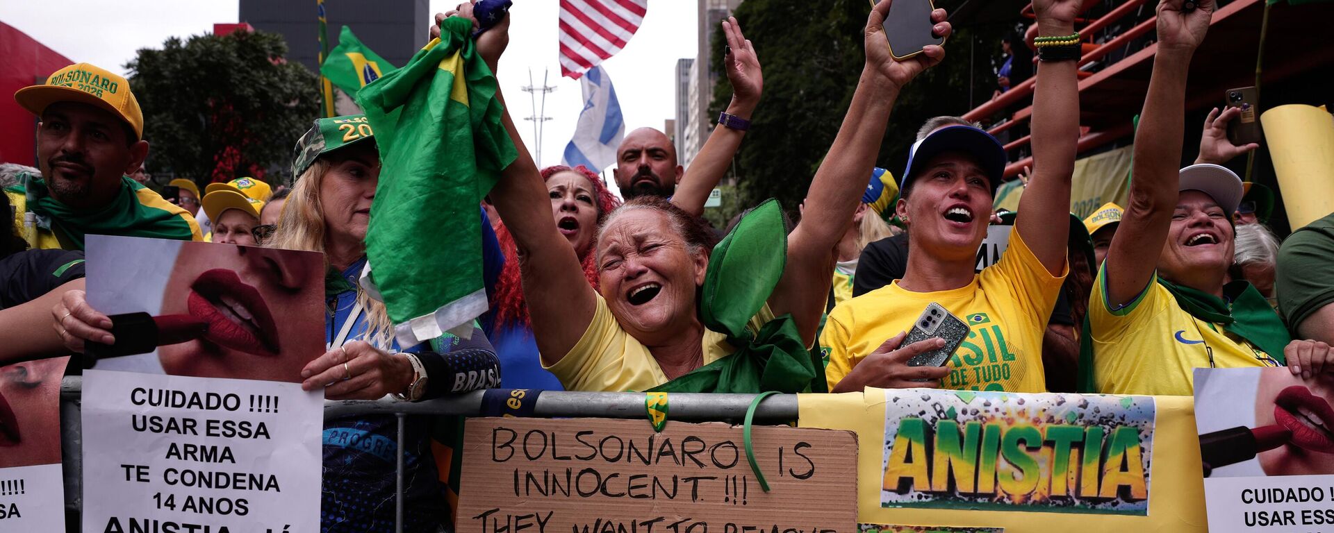 Apoiadores de Jair Bolsonaro seguram faixas durante uma manifestação exigindo anistia para os presos pelo 8 de Janeiro, em São Paulo. Brasil, 6 de abril de 2025 - Sputnik Brasil, 1920, 06.04.2025