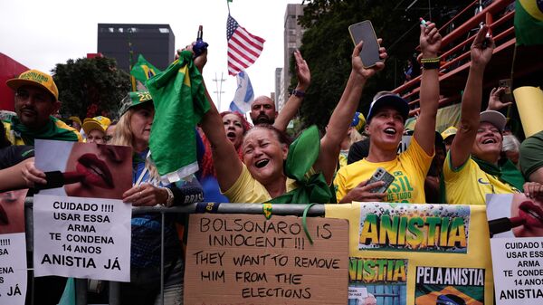Apoiadores de Jair Bolsonaro seguram faixas durante uma manifestação exigindo anistia para os presos pelo 8 de Janeiro, em São Paulo. Brasil, 6 de abril de 2025 - Sputnik Brasil