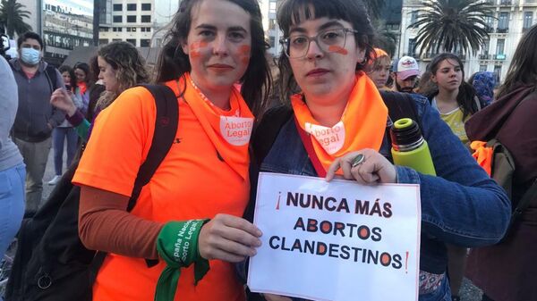 Manifestantes no Uruguai em defesa da Lei de Interrupção Voluntária da Gravidez - Sputnik Brasil