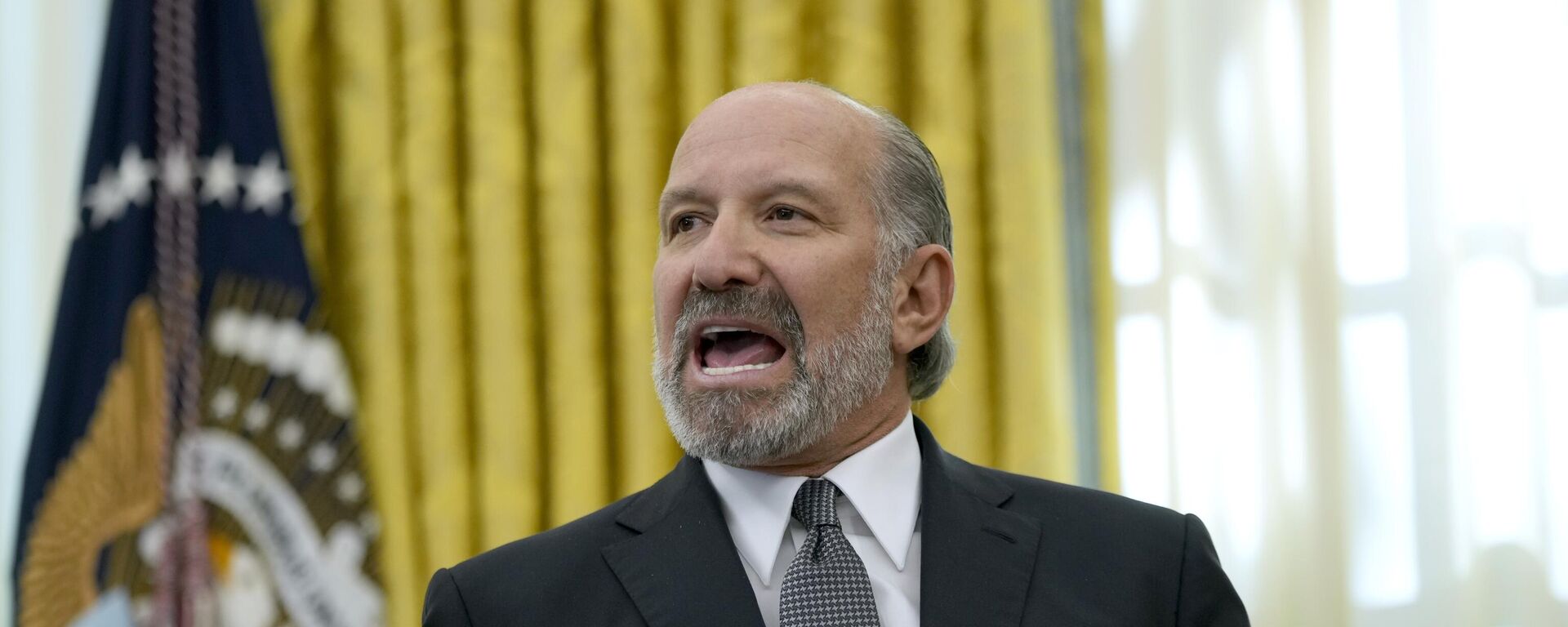O secretário de Comércio Howard Lutnick discursa no Salão Oval da Casa Branca depois de o presidente Donald Trump assinar uma ordem executiva. Washington, D.C., 13 de fevereiro de 2025 - Sputnik Brasil, 1920, 29.07.2025
