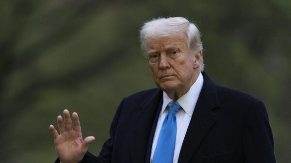 Donald Trump acena ao chegar à Casa Branca, em Washington, D.C. EUA, 6 de abril de 2025 - Sputnik Brasil