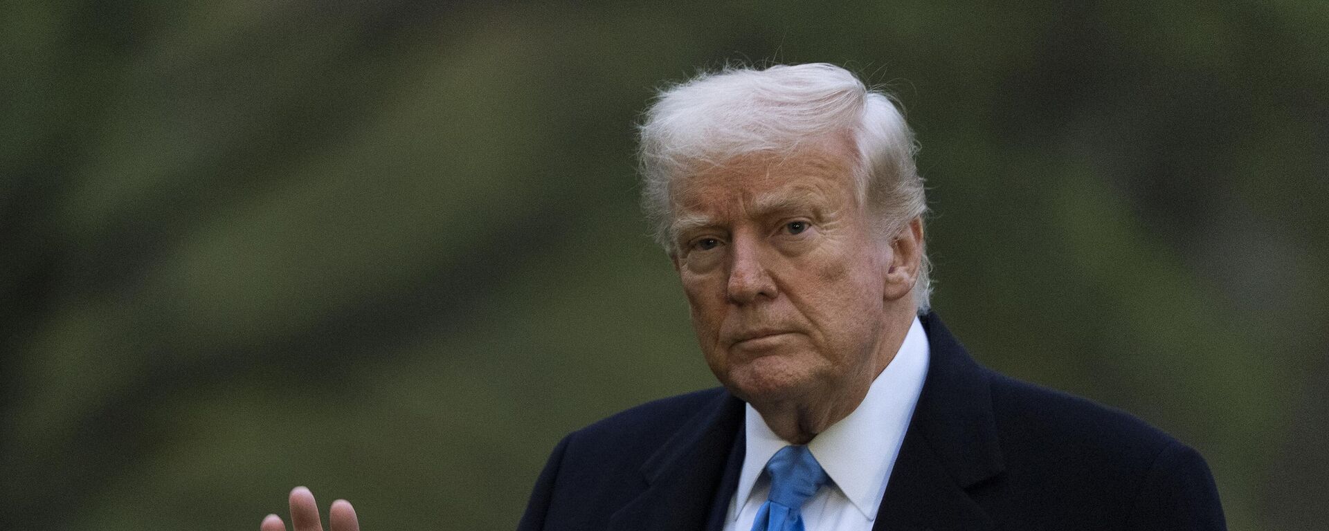 Donald Trump acena ao chegar à Casa Branca, em Washington, D.C. EUA, 6 de abril de 2025 - Sputnik Brasil, 1920, 07.04.2025
