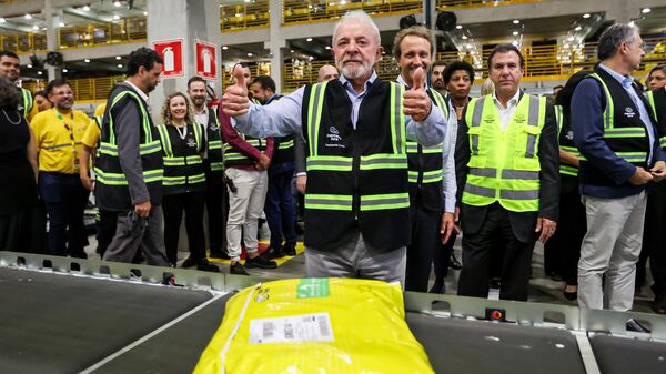 Presidente Luiz Inácio Lula da Silva durante visita ao setor de distribuição de produtos do Mercado Livre. Cajamar, 7 de abril de 2025 - Sputnik Brasil