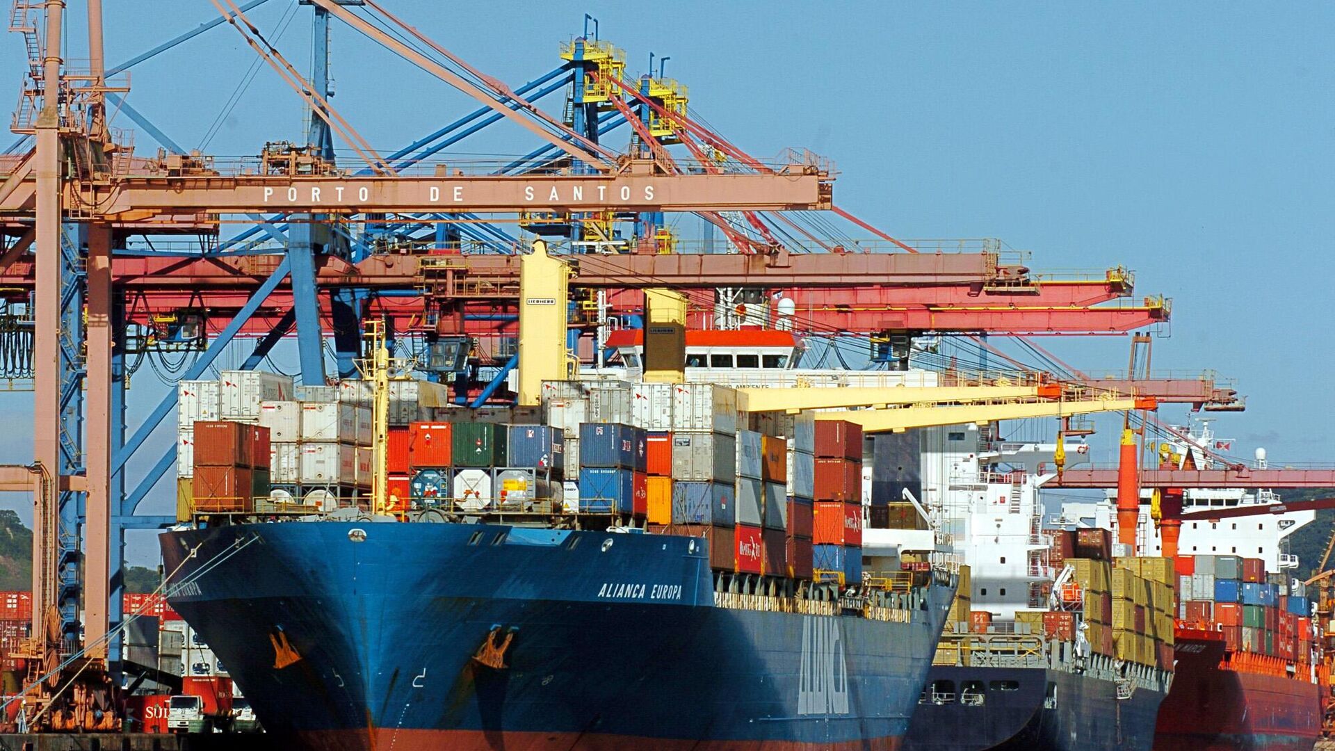 Navios de contêineres são vistos no porto de Santos, a 80 quilômetros ao sul de São Paulo, Brasil Navios de contêineres são vistos no porto de Santos, a 80 quilômetros ao sul de São Paulo, Brasil - Sputnik Brasil, 1920, 08.06.2025