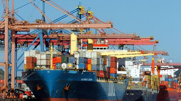 Navios de contêineres são vistos no porto de Santos, a 80 quilômetros ao sul de São Paulo, Brasil - Sputnik Brasil