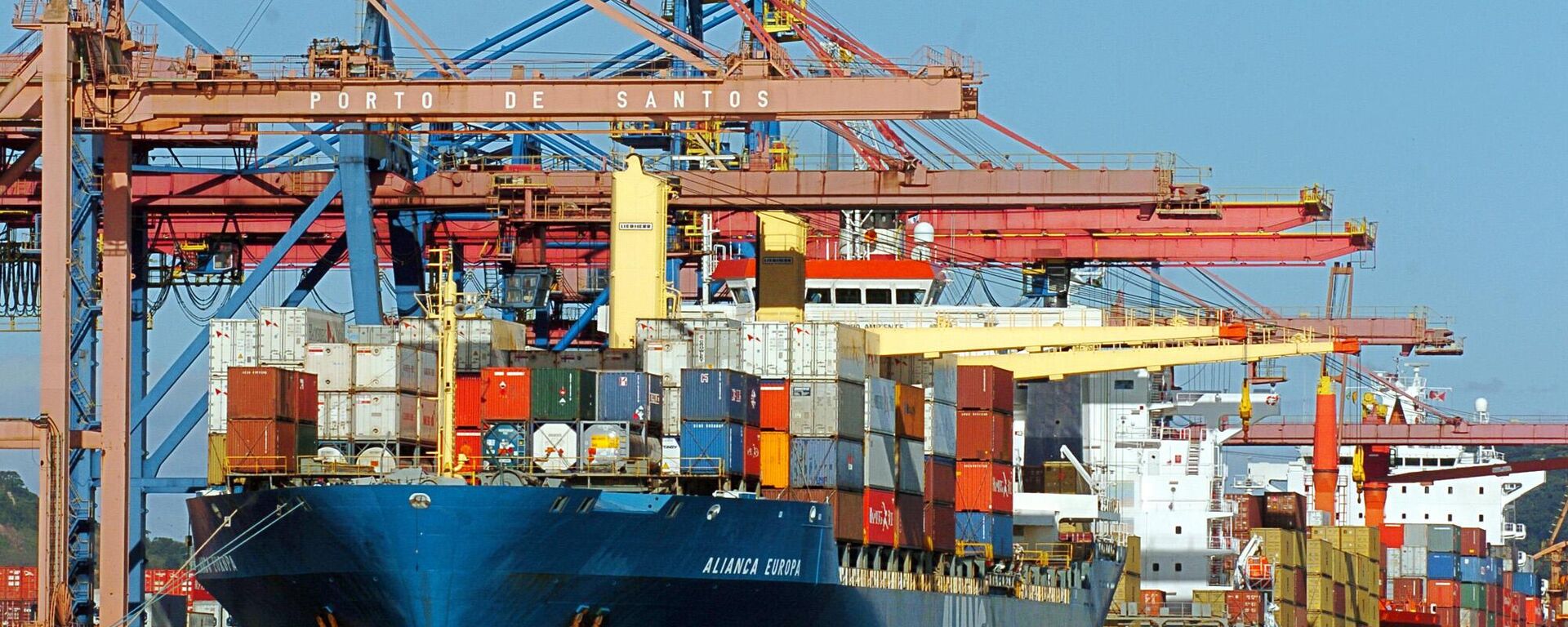 Navios de contêineres são vistos no porto de Santos, a 80 quilômetros ao sul de São Paulo, Brasil - Sputnik Brasil, 1920, 21.08.2025