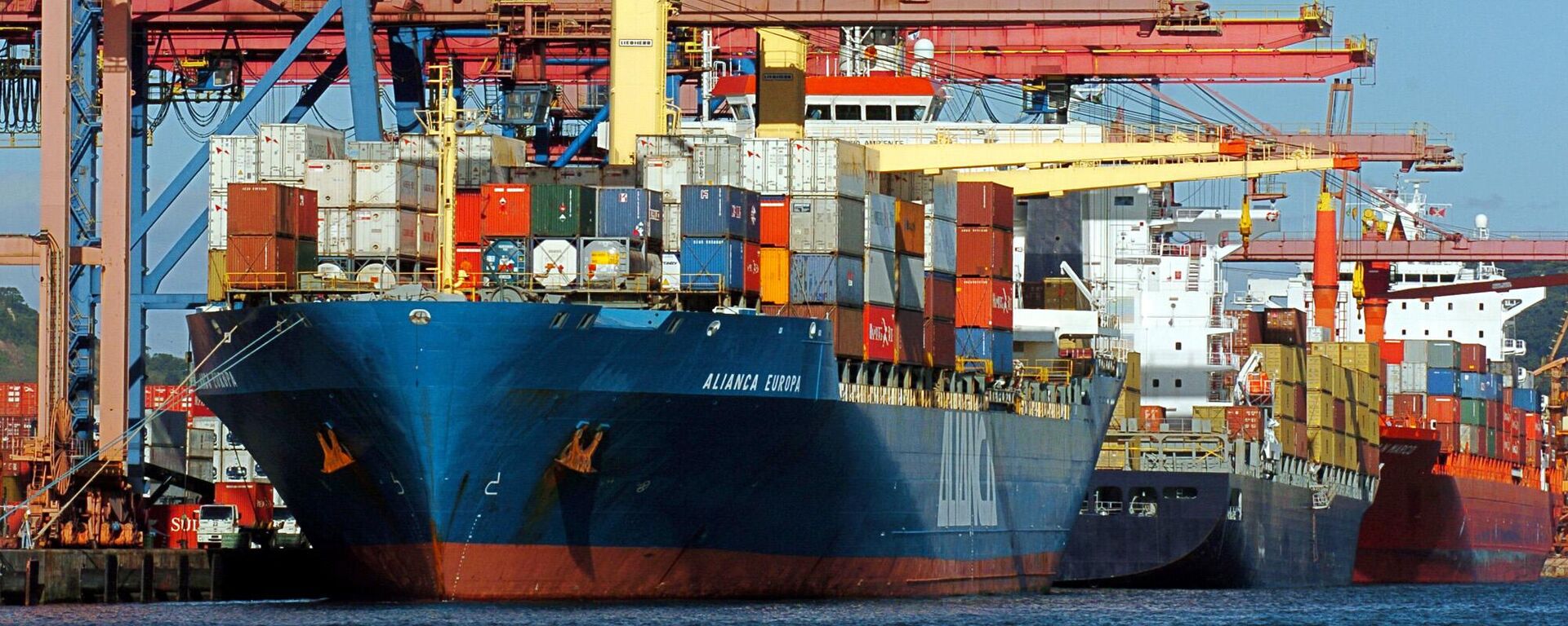 Navios de contêineres no porto de Santos, a 80 quilômetros ao sul de São Paulo, Brasil - Sputnik Brasil, 1920, 26.03.2026