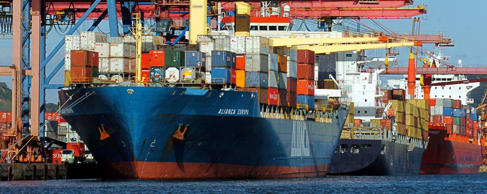 Navios de contêineres no porto de Santos, a 80 quilômetros ao sul de São Paulo, Brasil - Sputnik Brasil, 1920, 15.07.2026