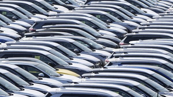 Carros alemães novos são armazenados em um centro logístico em Duisburg, Alemanha, 27 de março de 2025 - Sputnik Brasil