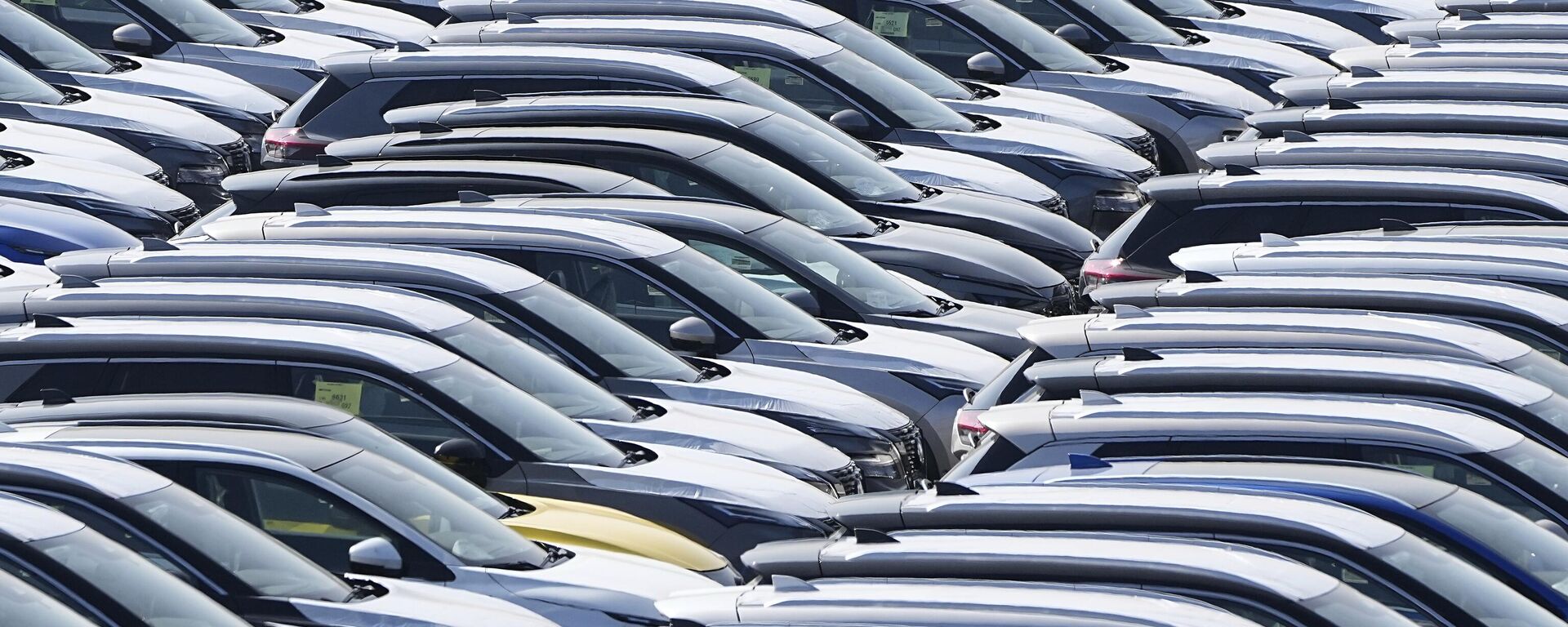 Carros alemães novos são armazenados em um centro logístico em Duisburg, Alemanha, 27 de março de 2025 - Sputnik Brasil, 1920, 08.04.2025