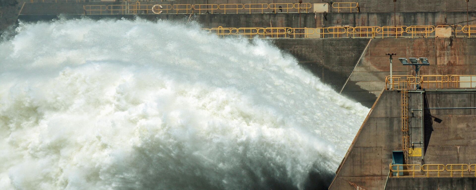 Vista das comportas da Usina Hidrelétrica de Itaipu. Foz do Iguaçu, 2 de janeiro de 2025 - Sputnik Brasil, 1920, 08.04.2025