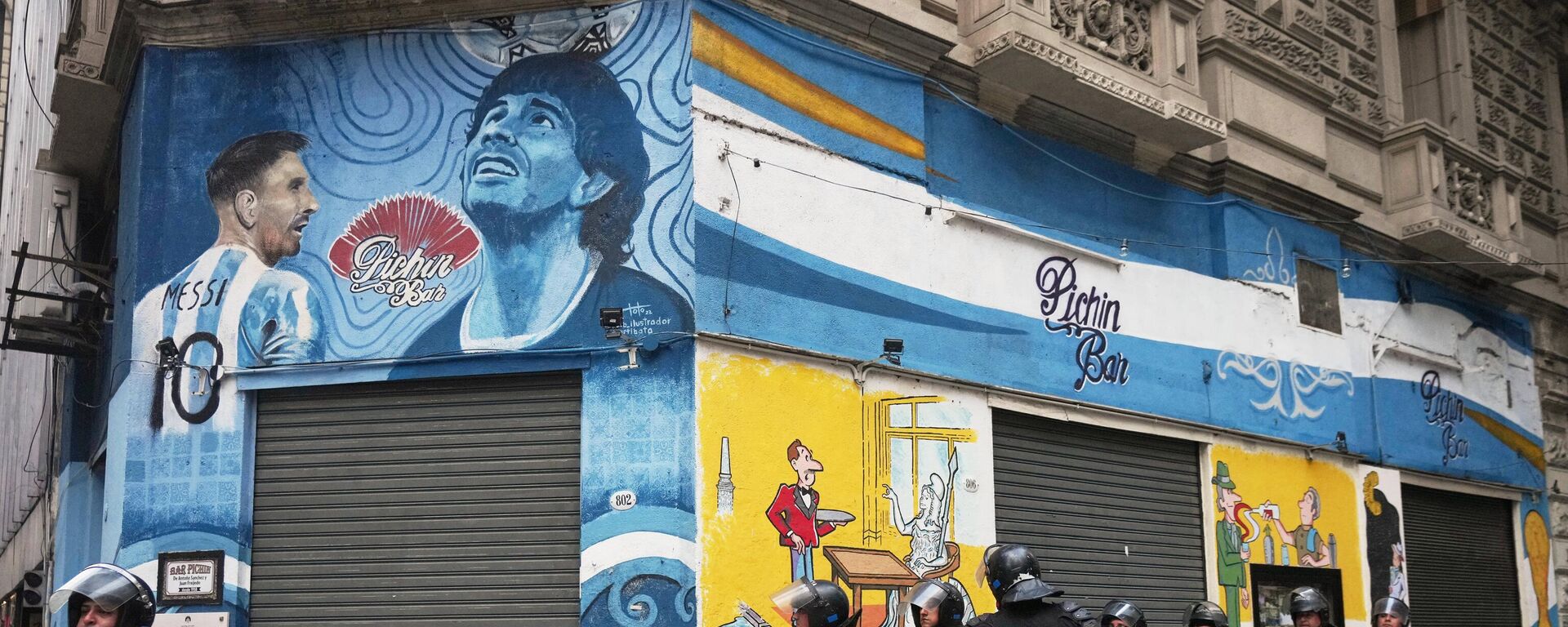 Polícia tenta conter manifestantes de torcidas organizadas que protestavam perto de um mural com as imagens dos jogadores nacionais Lionel Messi e Diego Maradona. Buenos Aires, 12 de março de 2025 - Sputnik Brasil, 1920, 08.04.2025