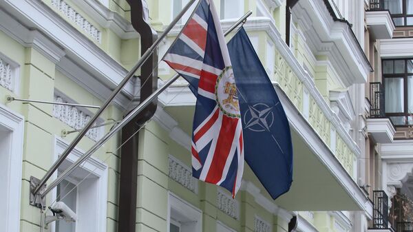 A bandeira nacional britânica e a bandeira da OTAN na Embaixada Britânica em Kiev - Sputnik Brasil