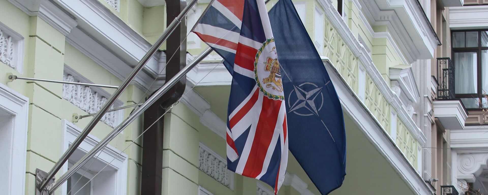 A bandeira nacional britânica e a bandeira da OTAN na Embaixada Britânica em Kiev - Sputnik Brasil, 1920, 09.04.2025