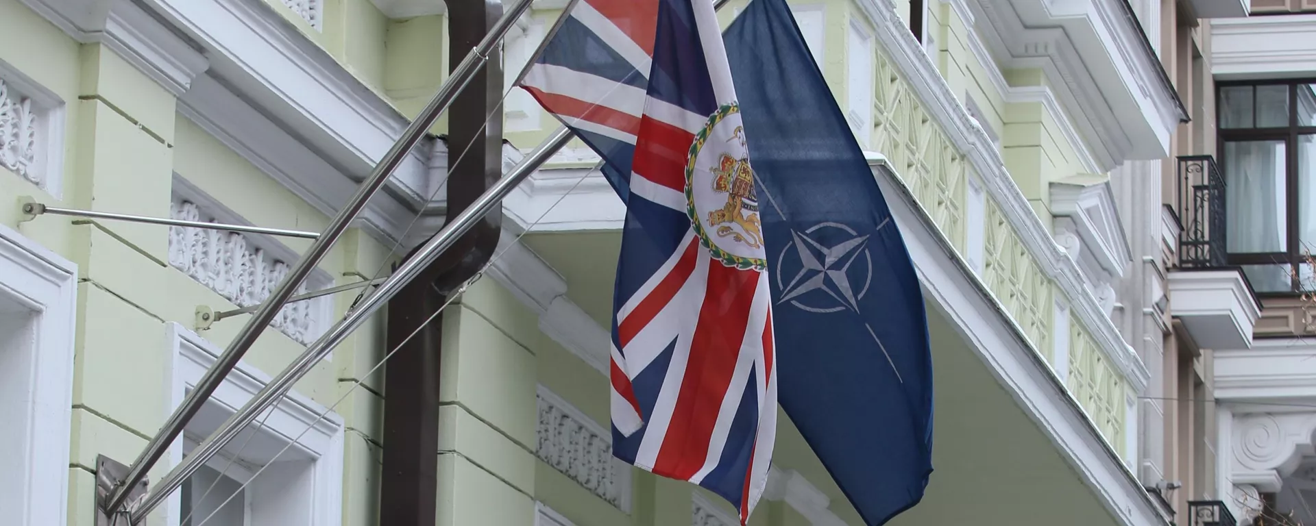 A bandeira nacional britânica e a bandeira da OTAN na Embaixada Britânica em Kiev - Sputnik Brasil, 1920, 09.04.2025