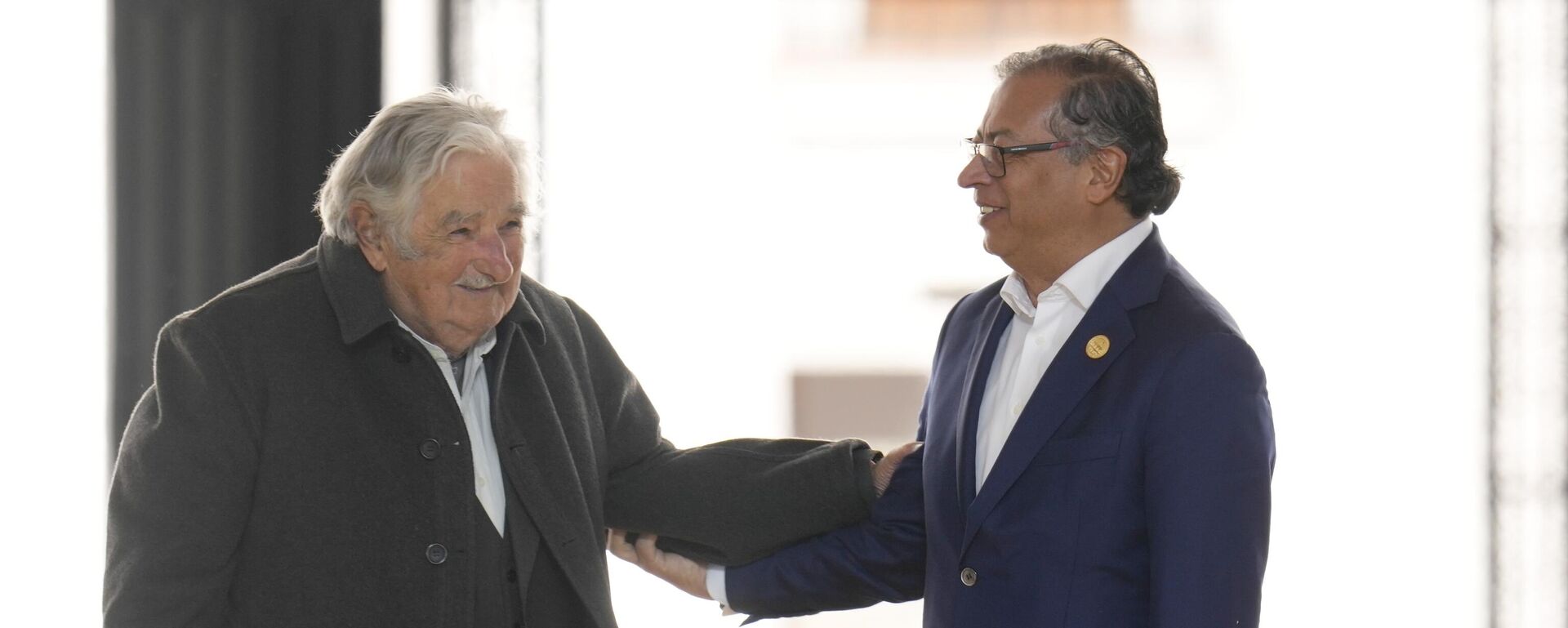 O presidente da Colômbia, Gustavo Petro (D), cumprimenta o ex-presidente do Uruguai, José Mujica, durante uma cerimônia que marcou o 50º aniversário do golpe militar de 1973 que derrubou o governo do falecido presidente Salvador Allende, no palácio presidencial de La Moneda, em Santiago, Chile, 11 de setembro de 2023 - Sputnik Brasil, 1920, 09.04.2025