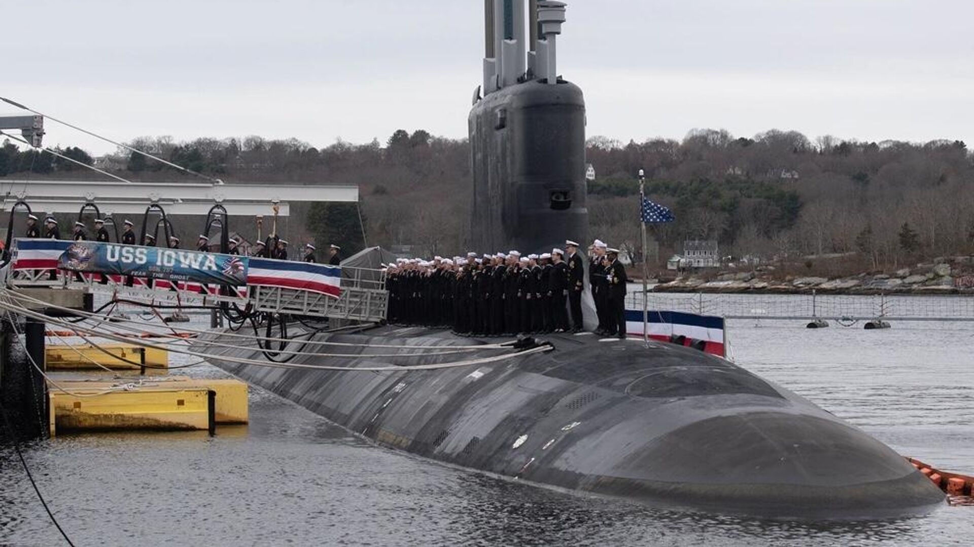 Marinheiros designados para o submarino de ataque rápido da classe Virginia, USS Iowa (SSN 797), operam nos trilhos durante uma cerimônia de comissionamento na Base Naval de Submarinos de New London, em Groton, Connecticut, 5 de abril de 2025 Marinheiros designados para o submarino de ataque rápido da classe Virginia, USS Iowa (SSN 797), operam nos trilhos durante uma cerimônia de comissionamento na Base Naval de Submarinos de New London, em Groton, Connecticut, 5 de abril de 2025 - Sputnik Brasil, 1920, 09.04.2025