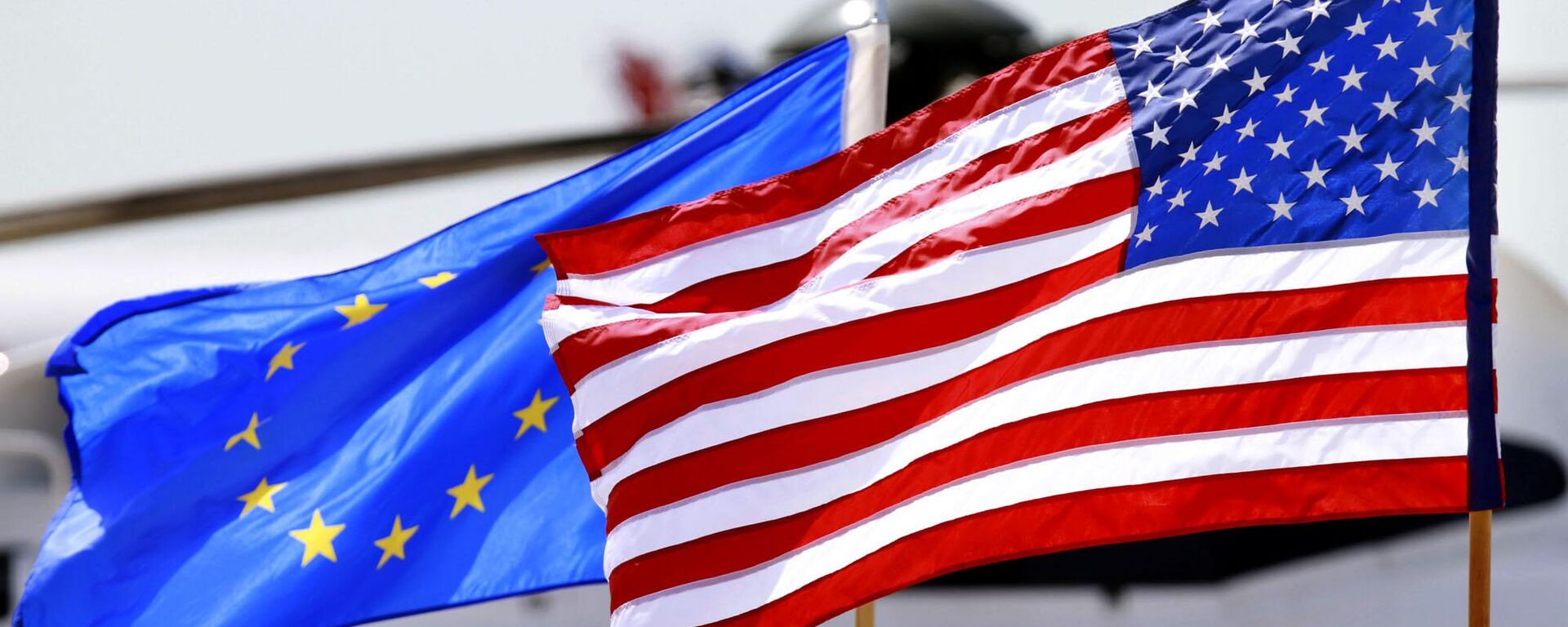 Bandeiras dos EUA e da União Europeia tremulam no aeroporto internacional Washington Dulles, em Chantilly, Virgínia. EUA, 18 de maio de 2012 - Sputnik Brasil, 1920, 19.04.2025