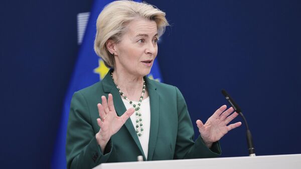 A presidente da Comissão Europeia, Ursula von der Leyen, discursa para jornalistas durante uma coletiva de imprensa na sede da União Europeia (UE) em Bruxelas, 7 de abril de 2025 - Sputnik Brasil